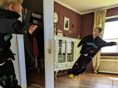 Training zu Hause vor der Spiegelwand: Carlo Höfers tanzt Hip-Hop.