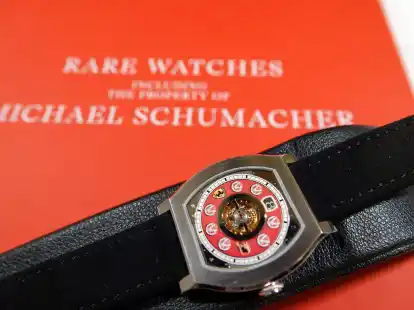 Eine Uhr aus dem Besitz von Michael Schumacher auf dem Verkaufskatalog des Auktionshauses Christie's.