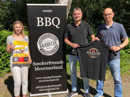 Stellten das Programm für das 1. Moormerländer BBQ-Event vor (v.l.): Ines Hinrichs, Leiterin der Tourist-Information Moormerland, sowie Michael Tirrel und Stefan Schüür von den Smokerfreunden Moormerland.