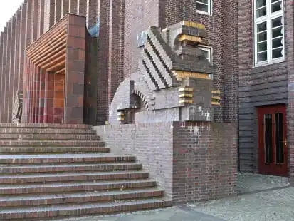 Der Eingang zum ehemaligen China-Restaurant im Rathaus ist schon lange verschlossen. Der Ratskeller soll aber wieder mit Leben gef&uuml;llt werden.