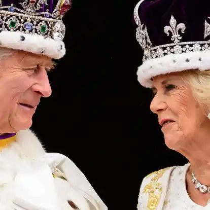 König Charles III. und Königin Camilla  nach ihrer Krönung auf dem Balkon des Buckingham-Palastes.