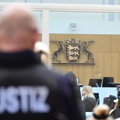 Ein Justizbeamter im Gerichtssaal in Stuttgart-Stammheim.