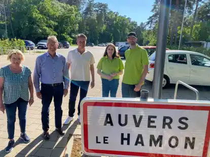 Freuen sich auf den doppelten Neustart des Sandyfestes und des Familienfestes in Sandkrug: (v. l.) Marina Franz (Kultur- und Tourismusverein), B&uuml;rgermeister Guido Heinisch, Familienfestinitiator und -organisator Ilan Harde, Orts- und B&uuml;rgervereinsvorsitzende Petra Sch&uuml;tte-Lange und 2. Vorsitzender Carsten Loidl.