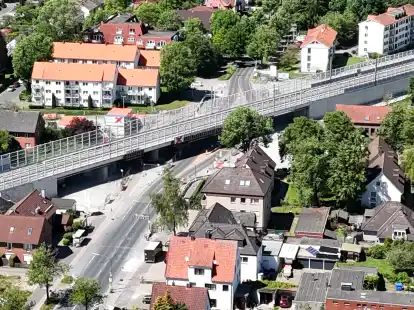 Technische Schwierigkeiten sorgen dafür, dass sich die Fertigstellung der neuen Eisenbahnbrücke und der Bahnunterführung an der Alexanderstraße in Oldenburg bis auf unbestimmte Zeit verzögern.