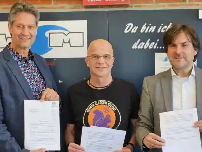 Über die Verlängerung der Zulassung von Radio Weser.TV freuen sich (von links)  der Vorsitzende des Trägervereins, Tim Lorenz, der Geschäftsführer Torsten Folge und Bürgermeister Nils Siemen als „geborenes“ Vorstandsmitglied.