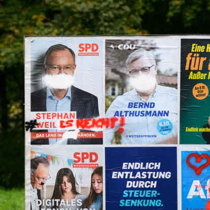 Beschmierte Wahlplakate zur Landtagswahl 2022: Der Niedersächsische Landtag befasste sich mit Hass und Hetze in der Politik.