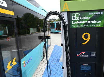 Die Stadtwerke Wilhelmshaven setzen für den Einstieg in den emissionsfreien Betrieb zunächst auf Batteriebusse. Der Planungsausschuss des Rates gab jetzt grünes Licht, Ende Mai muss der Rat entscheiden.