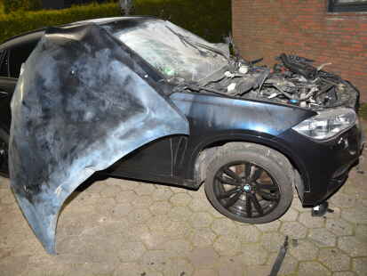 Der BMW des Anschlagsopfers ist nach der Detonation nur noch Schrott. Die beiden vermeintlichen Täter stehen nun vor Gericht.