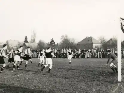 Die Cloppenburger Fußballer (gestreifte Trikots) agierten in der Saison 1953/1954 sehr torhungrig.