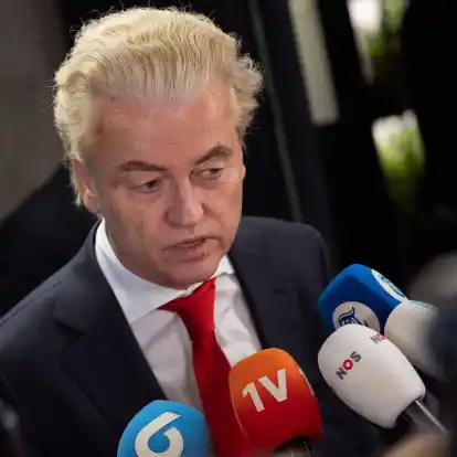 Geert Wilders ist Vorsitzender der rechtsextremen Partei PVV (Partei für die Freiheit).