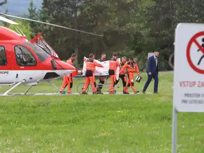 Rettungskräfte bringen den angeschossenen und verletzten slowakischen Ministerpräsidenten Robert Fico aus einem Rettungshubschrauber in ein Krankenhaus in Banska Bystrica.