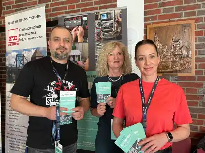 Kahlid Ibrahim, Gesche van B&uuml;ren und Melanie Thole am Stand der Firma Reichelt.