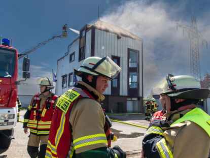 Rauchwolken über Leer: Von der Drehleiter aus bekämpften die Feuerwehren den Brand unter dem Dach des Firmengebäudes und mussten die Flammen länger suchen.