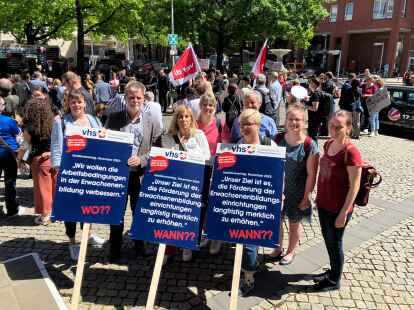 Protest vor dem Landtag in Hannover: Beschäftigte der Volkshochschulen Wildeshausen und Delmenhorst sowie der RegioVHS Ganderkesee-Hude. „Demokratie gibt es nicht zum Nulltarif“, hieß es.