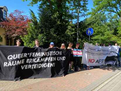 Gegen ein Verbot des Genderns treten die Teilnehmer einer Demonstration am Mittwochnachmittag vor dem Hotel Meiners in Hatterwüsting ein.