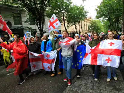 Demonstranten bei einer Demo der Opposition in Tiflis gegen das umstrittene „russische Gesetz“. Begleitet von Protesten hat das georgische Parlament das  Gesetz verabschiedet, das ausländischen Einfluss auf die Zivilgesellschaft beschneiden soll. Die EU fordert einen Rückzug des Gesetzes.