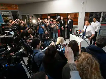 Innenminister Matus Sutaj Estok informiert auf einer Pressekonferenz. Das Attentat auf Fico hatte nach Einschätzung der Regierung ein «klar politisches Motiv».