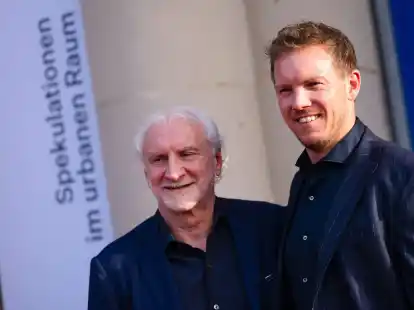 DFB-Sportdirektor Rudi Völler (l) und Bundestrainer Julian Nagelsmann.