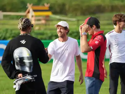 Sebastian Vettel (M) will mit mehreren Aktionen an die in Imola verungl&uuml;ckte Formel-1-Legende Ayrton Senna erinnern.