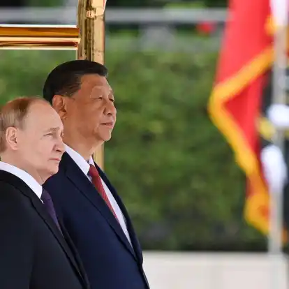 Russlands Präsident Wladimir Putin (l) ist für ein Treffen mit Chinas Staatschef Xi Jinping nach Peking gereist.