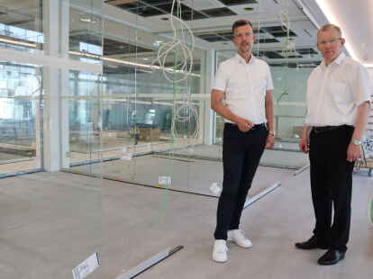 Carsten Wilken und Nikolaus Hüls in der noch im Bau befindlichen neuen Schalterhalle der Volksbank in Friesoythe.