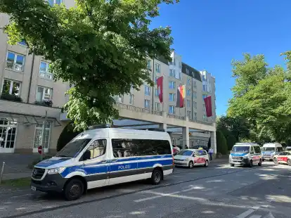 Polizeifahrzeuge vor dem Hamburger Élysée-Hotel.