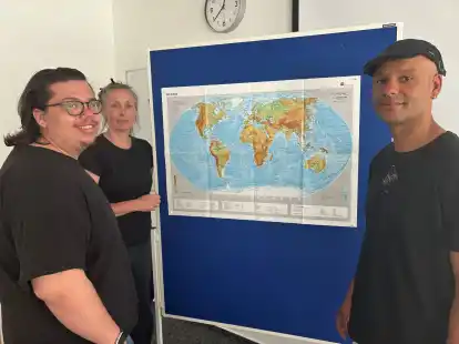 Die Lehrer Birgit Klempau und Julio Lakaa (Mitte und rechts im Bild) mit einem Sch&uuml;ler im Klassenzimmer.