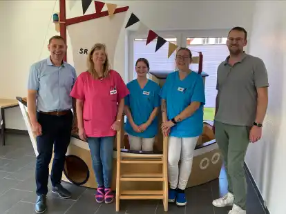 Sind begeistert von dem Holzschiff, das bei manchen Untersuchungen zum Einsatz kommt (v.l.): Uplengens B&uuml;rgermeister Heinz Trauernicht, Dr. Daniela Neumann, ihre Mitarbeiterinnen Dominique Ludwig und Lisa Wolff sowie Erster Gemeinderat Malte van Mark.