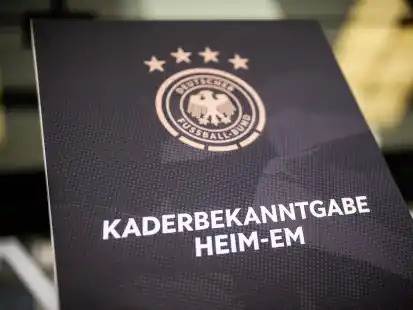 Fußball: EM, Nationalmannschaft: Ein Schild lädt zur Kaderbekanntgabe der Heim-EM ein. Bundestrainer Nagelsmann gibt bei der Pressekonferenz die Nominierung des vorläufigen DFB Kaders für die Fußball Europameisterschaft bekannt.