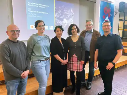 Pilotschue OBS Eversten: Der didaktische Leiter Dr. Sven Kruse-Irmer, Konrektorin Sonja Stahmer und Schulleiterin Heike Helmerichs freuten sich &uuml;ber viele wichtige Hinweise zur Notfallversorgung von Dr. Kirsten Habbinga, Dr. Thomas Henke und Stefan Thate.