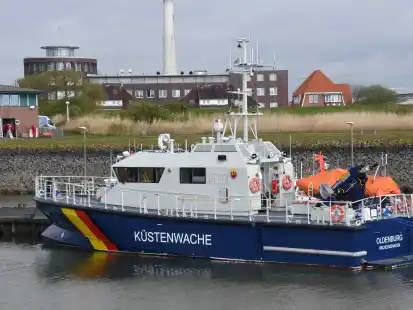 Das Bild zeigt das moderne Zollboot Oldenburg am Liegeplatz im Fluthafen Wilhelmshaven.