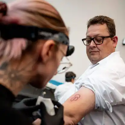 Stefan Schwartze lässt sich ein Organspende-Tattoo stechen.