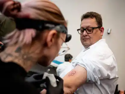 Stefan Schwartze lässt sich ein Organspende-Tattoo stechen.
