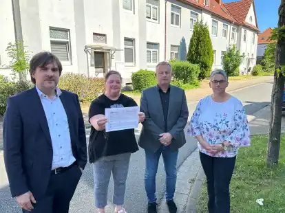 Bürgermeister Nils Siemen, Mieterin Tanja Bajrovikj, Immobilienverwalter Stefan Kermann und Ordnungsamtsleiterin Sonja Brödje sind erleichtert, dass der drohende Stopp der Gasversorgung abgewendet werden konnte.