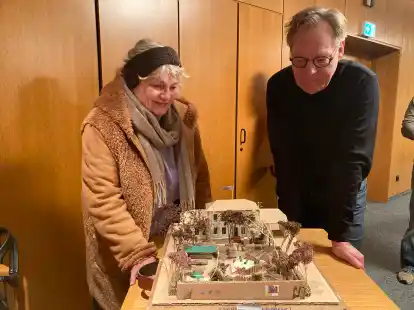 Anne Mentzen und Helmut Wahmhoff präsentieren ein Modell des „Lesegartens