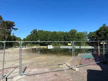 Bauzaun-Absperrung statt Badespaß: Die Gemeinde hat Naturbad und Strand in Hahn-Lehmden aus Sicherheitsgründen unzugänglich gemacht.