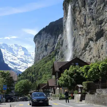Das als Fotomotiv beliebte Wahrzeichen von Lauterbrunnen: der Wasserfall Staubbachfall.
