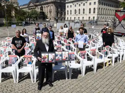 Angeh&ouml;re von Geiseln und Teilnehmer der Veranstaltung stehen auf dem Beblplatz. Der Bebelplatz soll f&uuml;r einige Wochen symbolisch zum &laquo;Platz der Hamas-Geiseln&raquo; werden. Es wurden auch 132 leere St&uuml;hle aufgestellt.