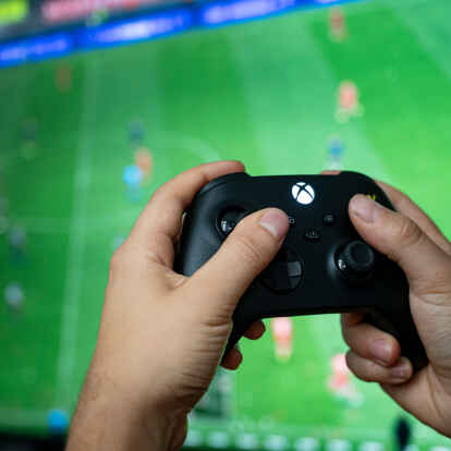 Ein Mann hält einen Controler der Spielekonsole Xbox Series X in der Hand. Niedersachsen macht einen Vorstoß zur Regulierung von Videospielen.