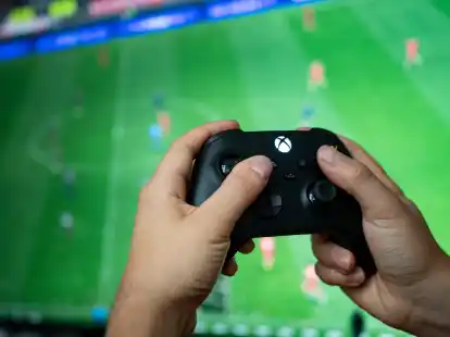 Ein Mann hält einen Controler der Spielekonsole Xbox Series X in der Hand. Niedersachsen macht einen Vorstoß zur Regulierung von Videospielen.