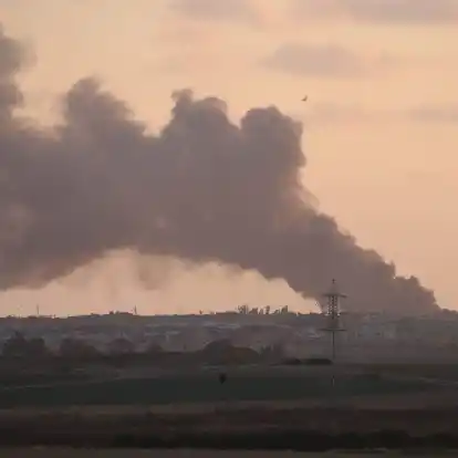 Rauch über dem Gazastreifen: Israel hat angekündigt, weitere Truppen nach Rafah zu entsenden.