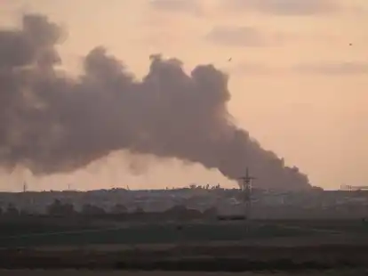 Rauch über dem Gazastreifen: Israel hat angekündigt, weitere Truppen nach Rafah zu entsenden.