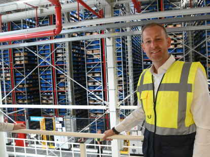 Sieht die Automatisierung jetzt auf dem höchsten Stand: der Emder Logistikchef Dr. Sebastian Schmickartz im neuen Hochregallager des Emder VW-Werkes.