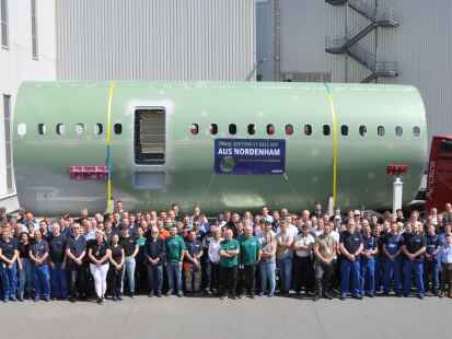 Erstmals ist in Nordenham eine komplette Sektion des Airbus A321 gefertigt worden. Das haben die Beschäftigten am Donnerstag gefeiert.