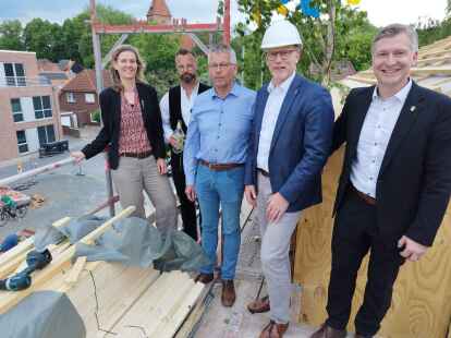 Auf dem Gerüst des Neubaus: (von links) Svea Mahlstedt, Maik Wilken, Günter Lübke, Jens Kuraschinski und Christian Pundt