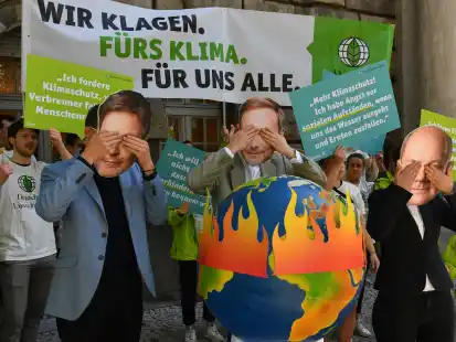 Aktivisten der Deutschen Umwelthilfe (DUH) protestieren mit Masken, die die führenden Mitglieder der Ampelregierung zeigen, vor dem Oberverwaltungsgericht Berlin. Oberverwaltungsgerichtes.