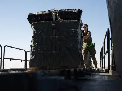 Eine Pilotin der U.S. Air Force lädt Paletten mit humanitären Hilfsgütern, die für den Gazastreifen bestimmt sind, an Bord eines Flugzeugs.