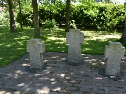 Schlichte Steinkreuze ohne Beschriftung bilden den Kernbereich der kleinen Parkfläche an der Strandallee in Burhave, die am Volkstrauertag als Gedenkstätte genutzt wird.