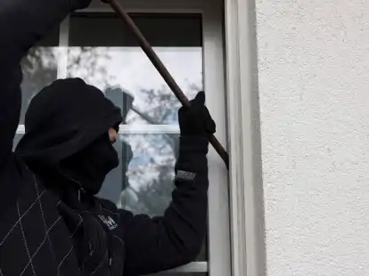 Polizei sucht Zeugen: Unbekannte sind am Donnerstag in ein Einfamilienhaus in der Gemeinde Hude eingebrochen (Symbolbild).