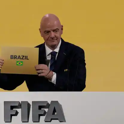 FIFA-Präsident Gianni Infantino verkündet beim FIFA-Kongress, dass Brasilien als Gastgeber der Frauenfußball-WM 2027 ausgewählt worden ist.